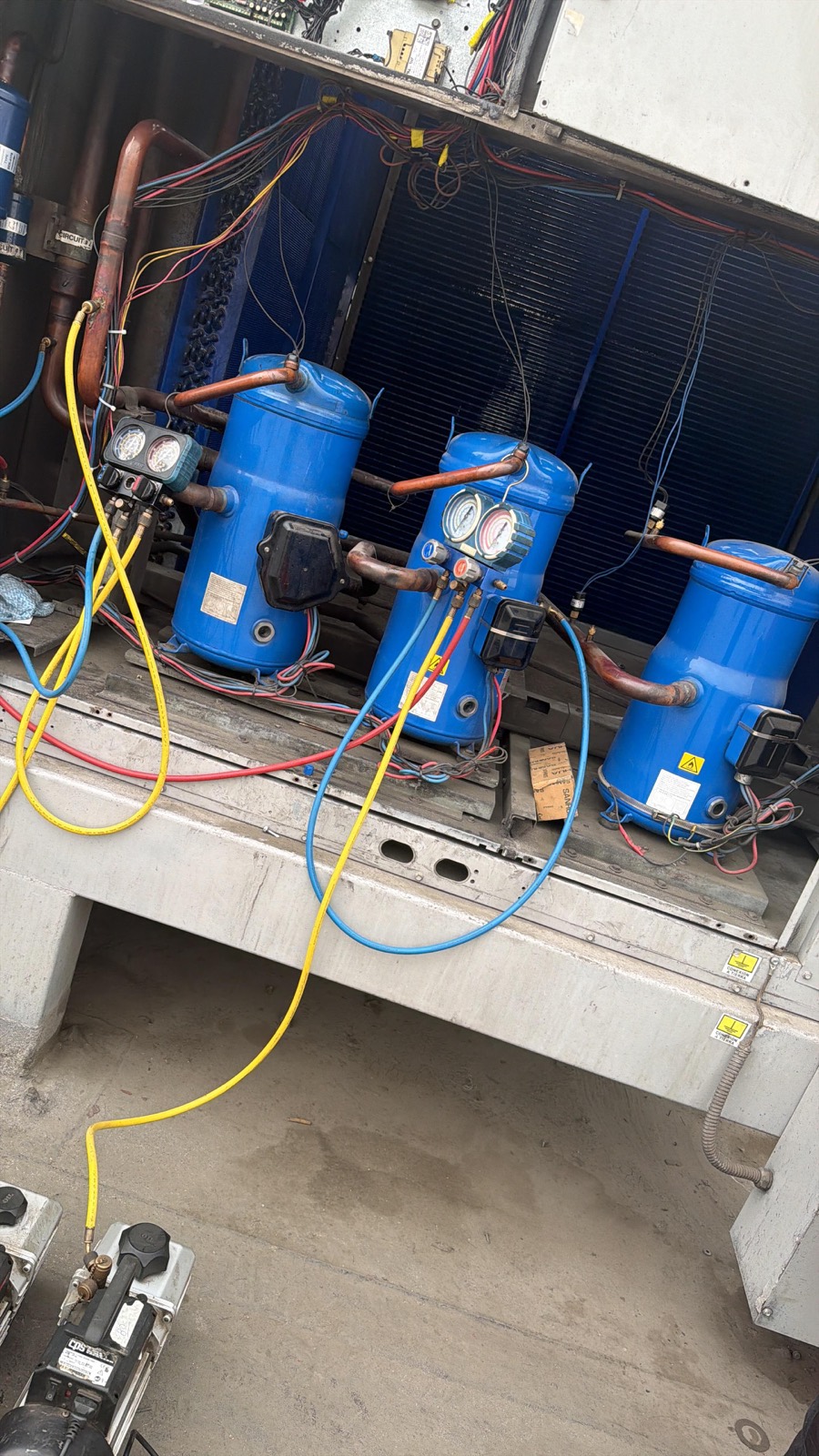 Detalle de compresores durante una carga de refrigerante