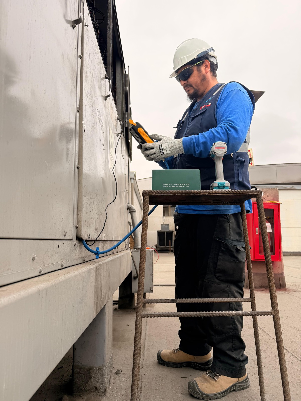 Técnico de MultiAire realizando un diagnóstico de equipo